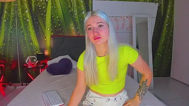 Snapshot of HollyTailors chatting on October 2025 05:30:01 AM HollyTailors online show from October 2025 05:30:01 AM