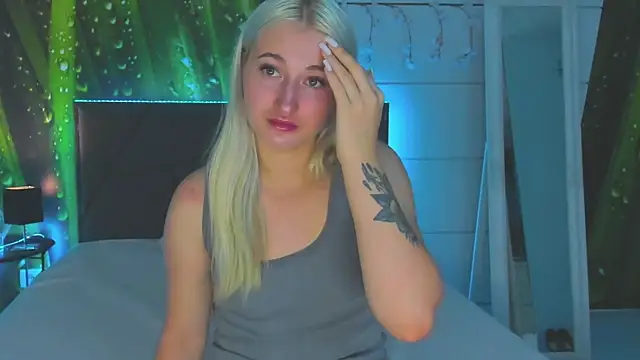 Snapshot of HollyTailors chatting on October 2025 05:26:02 AM HollyTailors online show from October 2025 05:26:02 AM