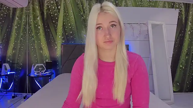 HollyTailors online show from April 2026 05:30:01 AM