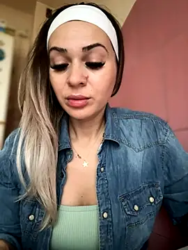 iSelena online show from November 2025 05:50:02 AM