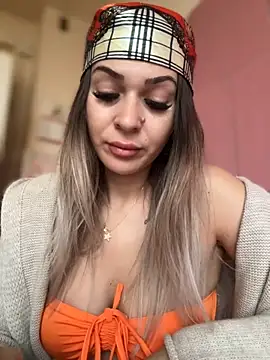 iSelena online show from November 2025 05:52:01 AM