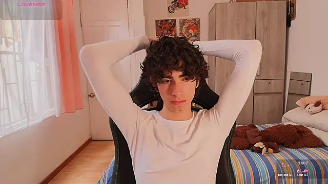 Nude Boy18 online show from May 2026 07:00:02 PM