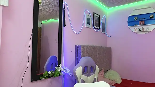 MiSofialeal online show from September 2025 08:01:01 PM