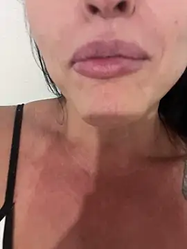 Snapshot of Deusasafada chatting on December 2025 08:01:02 AM Deusasafada online show from December 2025 08:01:02 AM