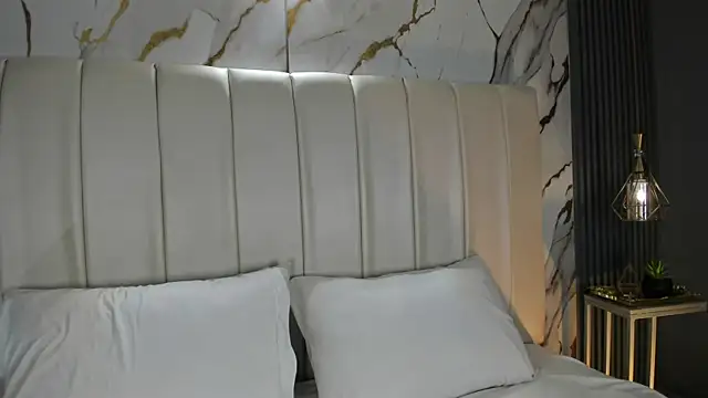 CarolineLee  online show from April 2026 10:33:01 PM