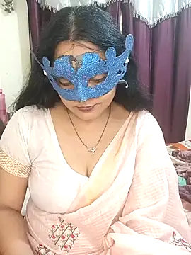 Snapshot of MEERAcle chatting on February 2026 04:00:01 AM MEERAcle online show from February 2026 04:00:01 AM