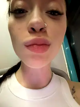 Snapshot of EstaVista chatting on October 2025 04:48:02 PM EstaVista online show from October 2025 04:48:02 PM