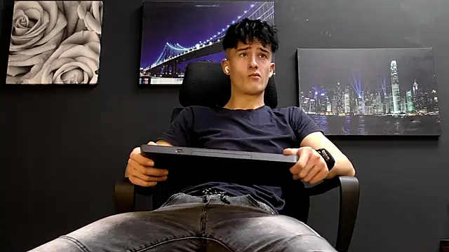 Snapshot of SirReed chatting on December 2025 10:00:02 AM SirReed online show from December 2025 10:00:02 AM