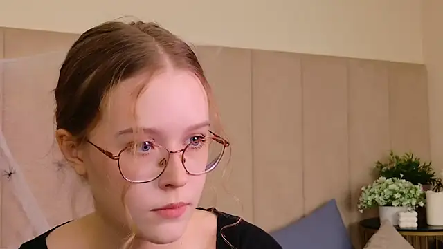 Snapshot of MandyMils chatting on October 2025 02:12:01 PM MandyMils online show from October 2025 02:12:01 PM