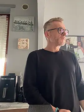 Axl hot online show from March 2026 01:07:02 PM