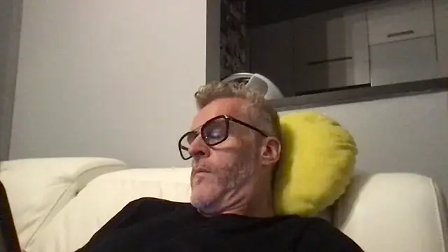 Axl hot online show from May 2026 08:03:02 PM