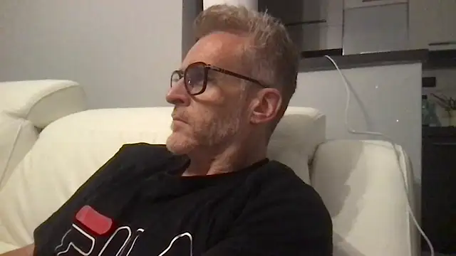Axl hot online show from May 2026 10:37:01 PM