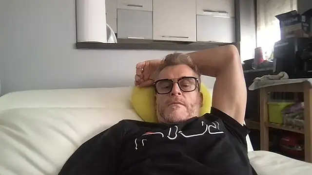 Axl hot online show from May 2026 02:33:02 PM