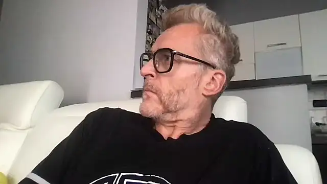 Axl hot online show from June 2026 10:17:02 AM