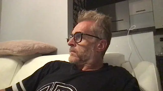 Axl hot online show from June 2026 10:24:02 PM