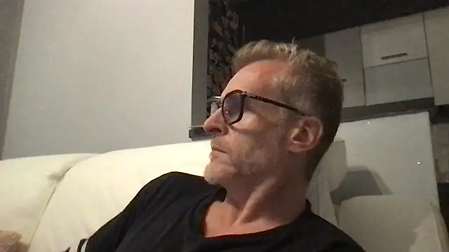 Axl hot online show from June 2026 07:47:01 PM