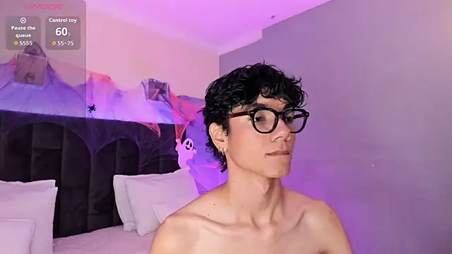 Phillicious   online show from October 2025 08:33:01 PM