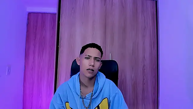 Snapshot of Toy_boy777 chatting on February 2026 10:28:01 PM Toy boy777 online show from February 2026 10:28:01 PM