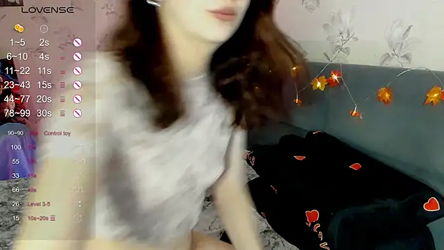 Snapshot of DiaDavidson chatting on November 2025 09:25:02 PM DiaDavidson online show from November 2025 09:25:02 PM