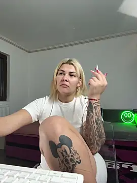 Snapshot of MiaKiittyy chatting on December 2025 05:09:01 PM MiaKiittyy online show from December 2025 05:09:01 PM