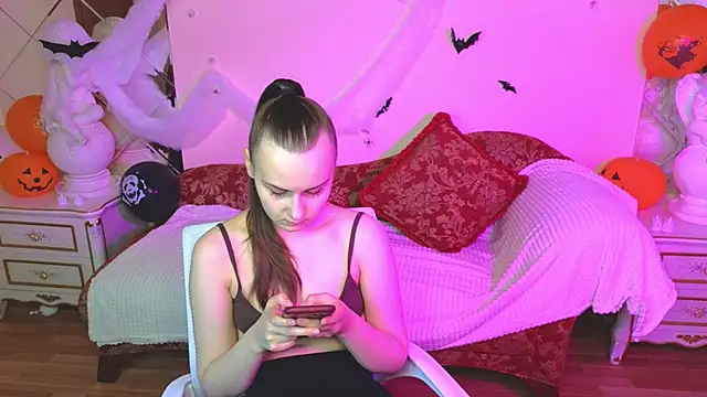 Kelly Cartier online show from October 2025 12:12:02 PM