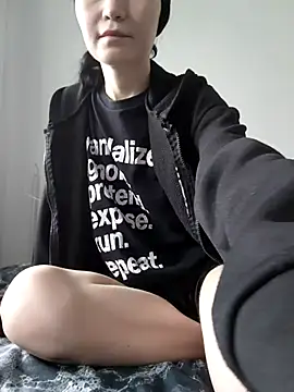 Snapshot of DragonFoxie chatting on November 2025 10:25:01 AM DragonFoxie online show from November 2025 10:25:01 AM