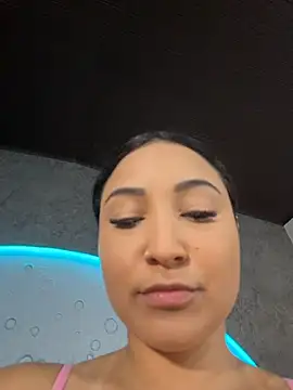 ReinaChloe online show from November 2025 03:57:01 PM