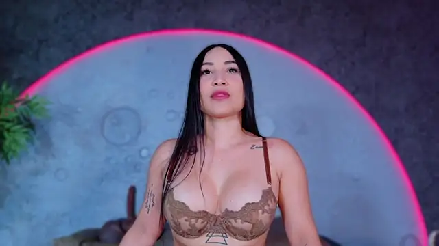 ReinaChloe online show from July 2026 04:27:02 PM