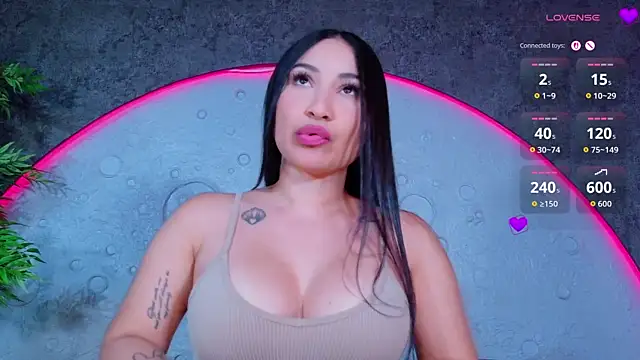 ReinaChloe online show from July 2026 06:20:01 PM