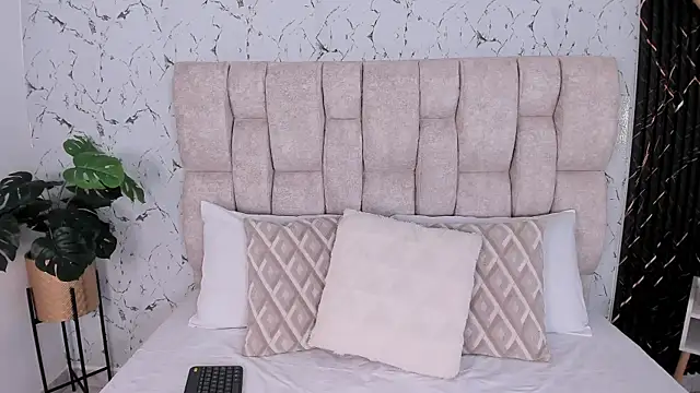 Laura Ivy online show from November 2025 12:37:02 PM