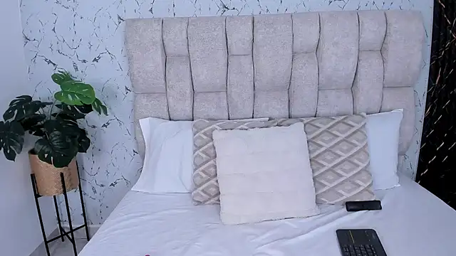 Laura Ivy online show from November 2025 01:00:01 PM