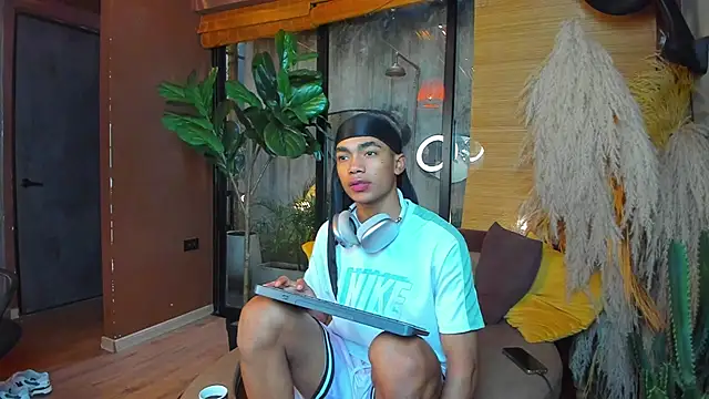 AlanCutee online show from December 2025 12:58:02 PM