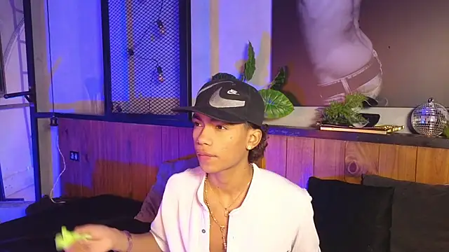 Snapshot of AlanCutee chatting on April 2026 12:29:02 PM AlanCutee online show from April 2026 12:29:02 PM