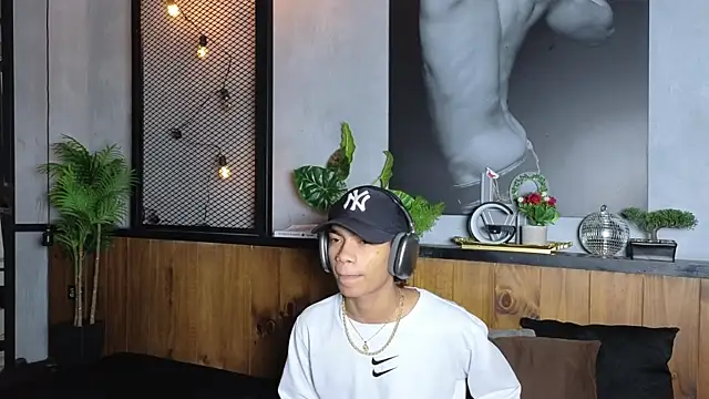 Snapshot of AlanCutee chatting on May 2026 01:30:01 PM AlanCutee online show from May 2026 01:30:01 PM