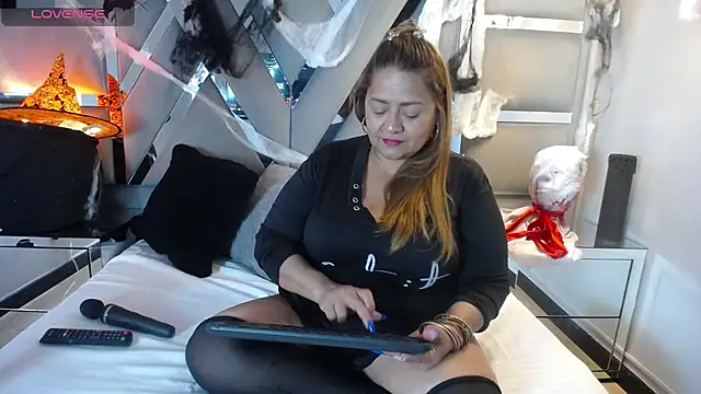 MonzerratBoyer online show from October 2025 06:25:02 PM