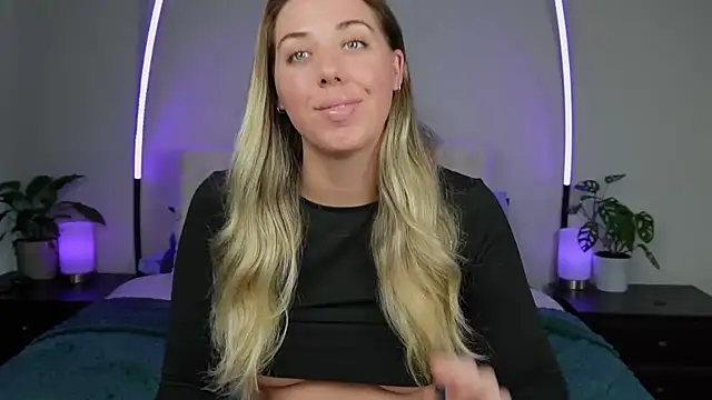 Snapshot of louiseberkeley chatting on October 2025 04:43:02 AM louiseberkeley online show from October 2025 04:43:02 AM