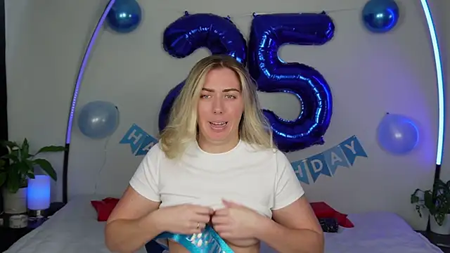 Snapshot of louiseberkeley chatting on November 2025 04:12:01 AM louiseberkeley online show from November 2025 04:12:01 AM