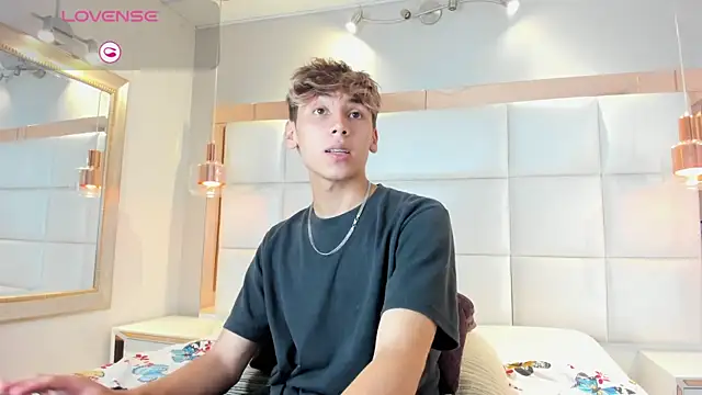 Snapshot of Twinkie_Hung chatting on September 2025 09:49:02 PM Twinkie Hung online show from September 2025 09:49:02 PM