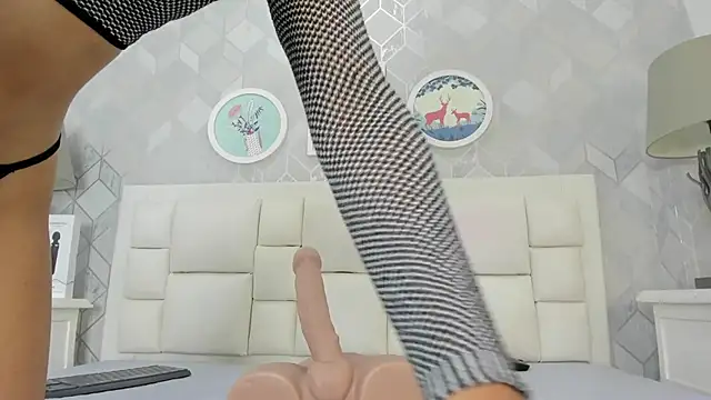 naia cox online show from October 2025 03:50:01 AM