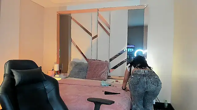 Snapshot of EmmaStonns chatting on December 2025 11:27:02 AM EmmaStonns online show from December 2025 11:27:02 AM