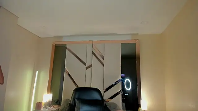 Snapshot of EmmaStonns chatting on February 2026 12:31:01 PM EmmaStonns online show from February 2026 12:31:01 PM