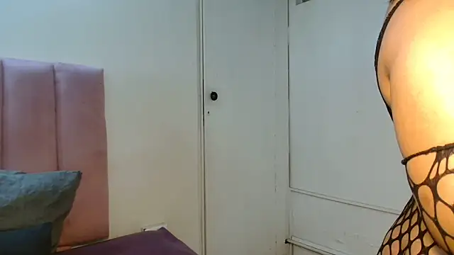 Snapshot of RoxyLuv77 chatting on September 2025 08:05:01 AM RoxyLuv77 online show from September 2025 08:05:01 AM