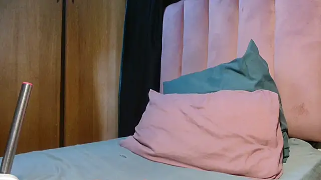 Snapshot of RoxyLuv77 chatting on September 2025 05:01:02 AM RoxyLuv77 online show from September 2025 05:01:02 AM