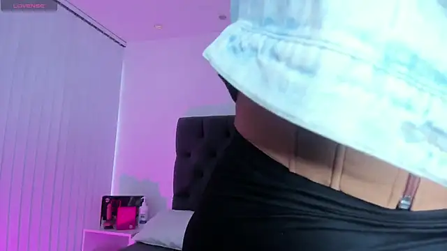 Snapshot of VictoriaParkeer chatting on November 2025 11:43:02 AM VictoriaParkeer online show from November 2025 11:43:02 AM