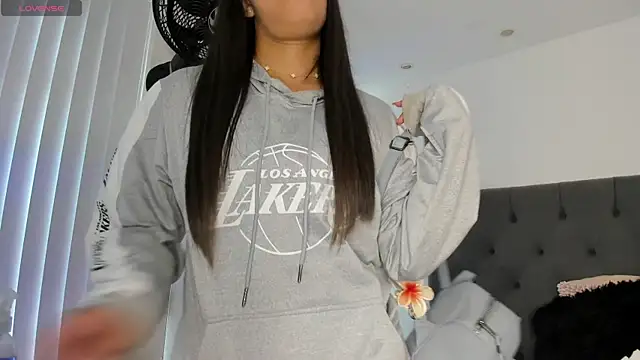 Snapshot of VictoriaParkeer chatting on January 2026 12:07:01 PM VictoriaParkeer online show from January 2026 12:07:01 PM