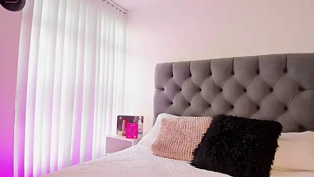 Snapshot of VictoriaParkeer chatting on January 2026 12:21:01 PM VictoriaParkeer online show from January 2026 12:21:01 PM