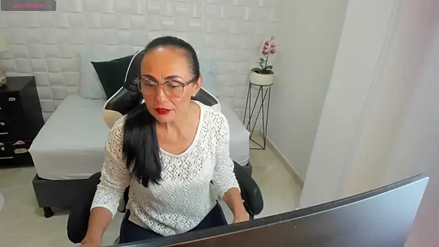 yulitza1025 online show from January 2026 01:16:02 PM