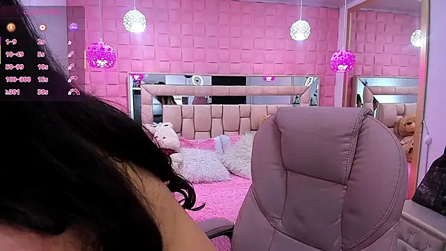  laaura  online show from November 2025 06:20:01 PM