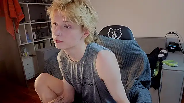 Snapshot of Your_avatar chatting on October 2025 12:59:02 PM Your avatar online show from October 2025 12:59:02 PM