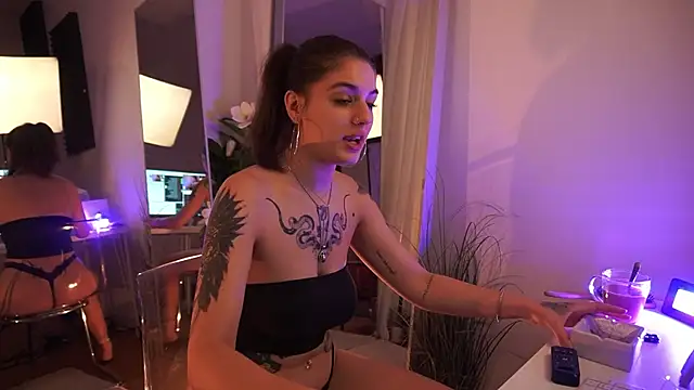 jeniffer foxx online show from September 2025 05:18:02 AM